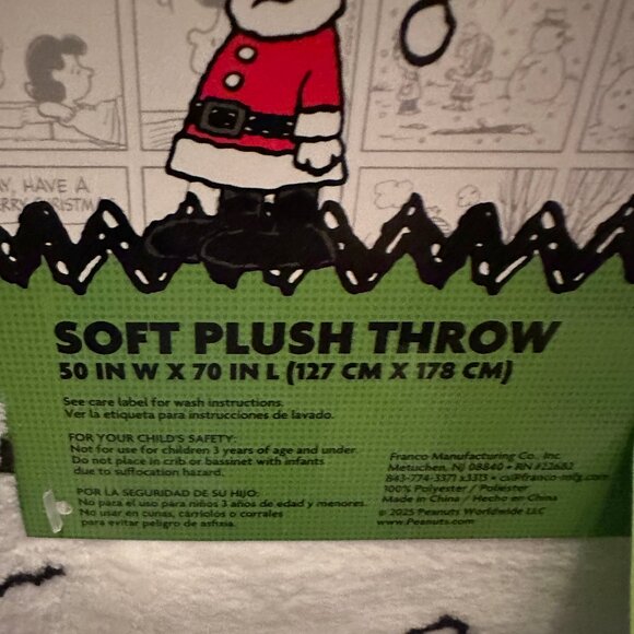 Peanuts Snoopy & Woodstock Red Puffer Coats & Skating Snoopy Blanket NWT 50x70" - Picture 3 of 3